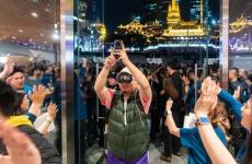 蘋果靜安店開業吸引大批果粉 女子怒斥排隊者崇洋媚外