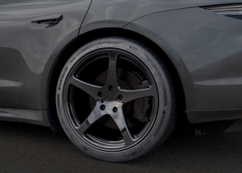 韓泰推出首款獲ISCC PLUS認(rèn)證的iON輪胎，首發(fā)搭載保時(shí)捷Taycan(圖1)