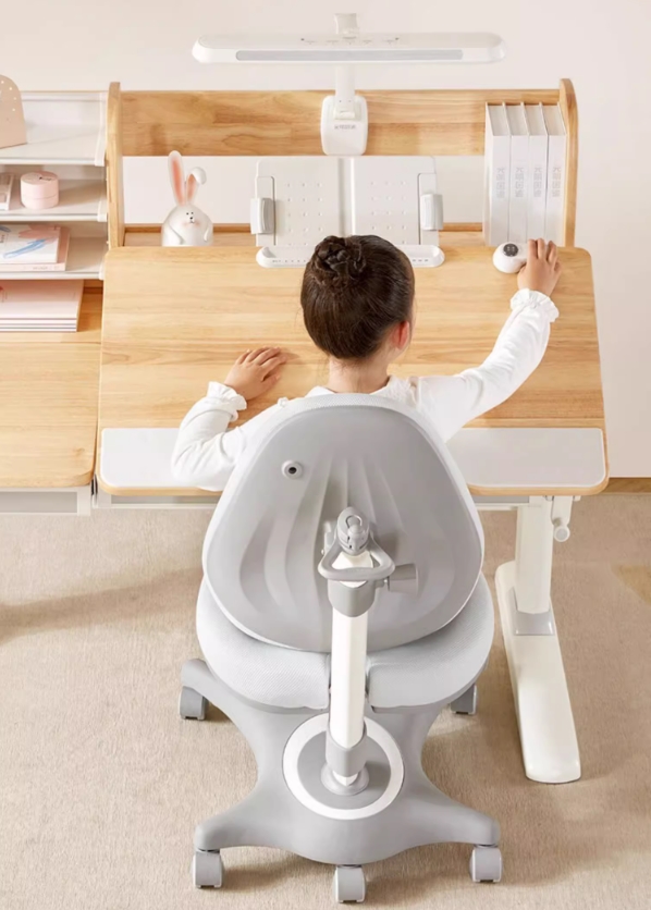 光明園迪溫馨提醒，學習桌椅要這么用才正確(圖2)