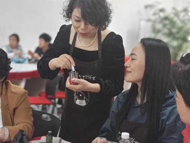 絢麗夏日綻放女性魅力  ——中荷人壽大連分公司舉辦口紅DIY蜜絲會(huì)活動(dòng)(圖1)