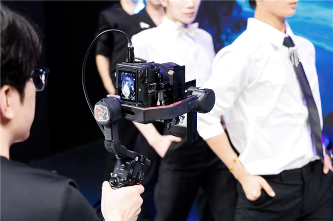 佳能EOS C50 團播首秀驚艷無憂之夜，明星感直播助推流量破百億