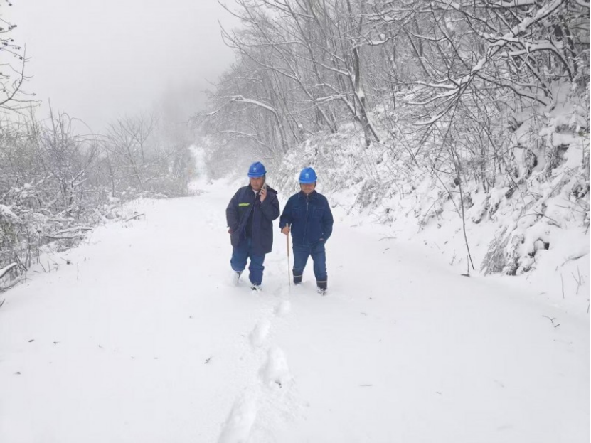 國網鎮巴供電公司迎戰強降雪，保障居民用電溫暖過冬
