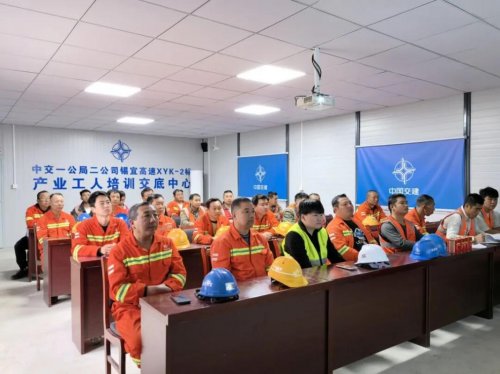 錫宜高速二標(biāo)項(xiàng)目工人夜校：黨代會(huì)精神融入施工一線