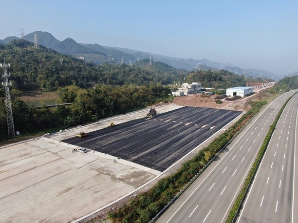 重慶江長(zhǎng)項(xiàng)目（長(zhǎng)壽段）收費(fèi)站廣場(chǎng)攤鋪?zhàn)鳂I(yè)正式展開(kāi)